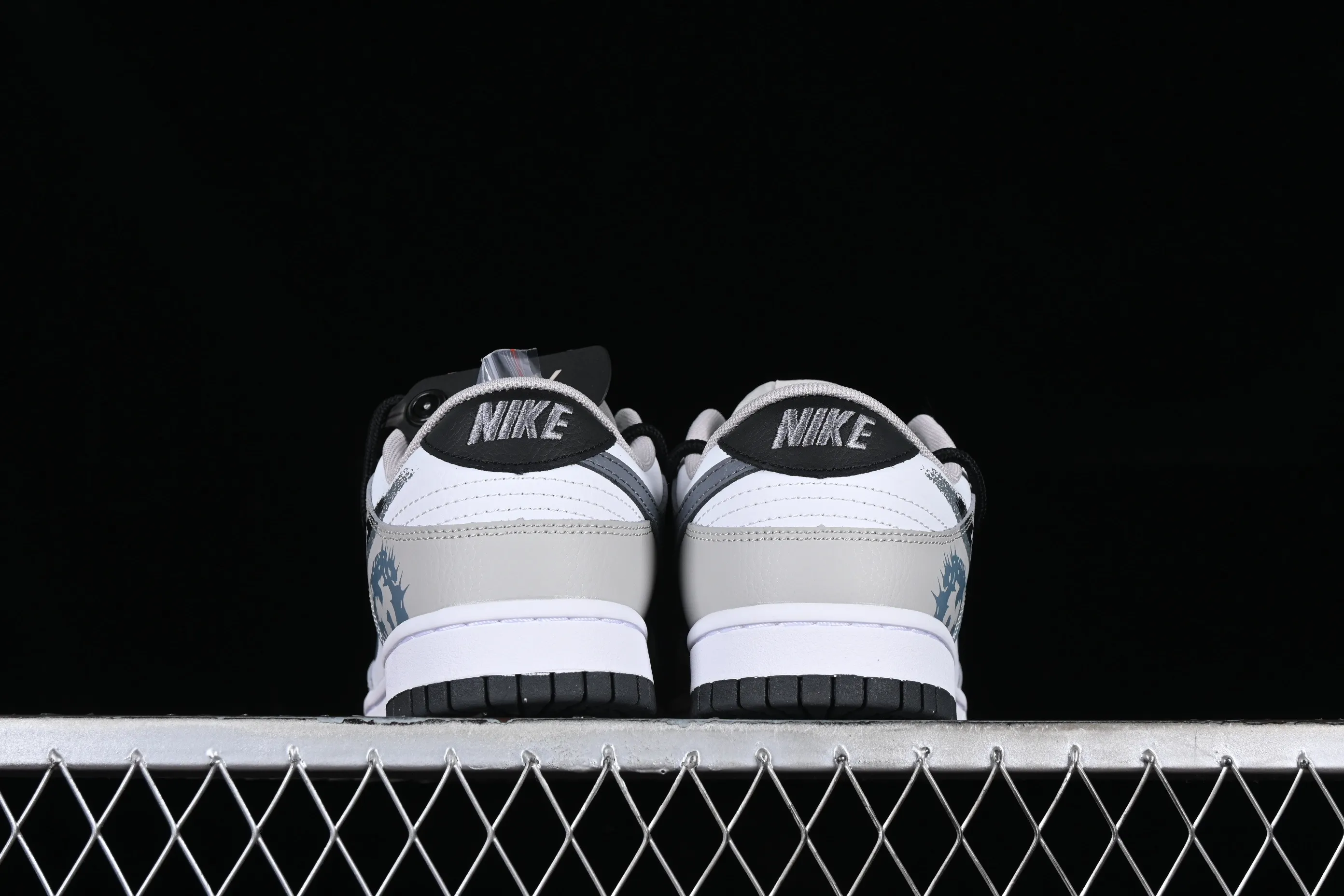 All categories Nk SB Dunk series Nk SB Dunk Low Low-top sneakers Nk Dunk Low Brush graffiti Black and white gray cross SB strap low-top casual sneakers FD0661-100